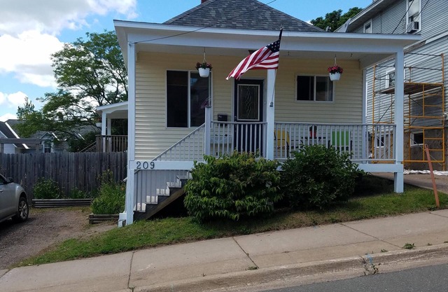 CLEAN, confortable, mignon 2 chambres à coucher - Heart of Marquette!