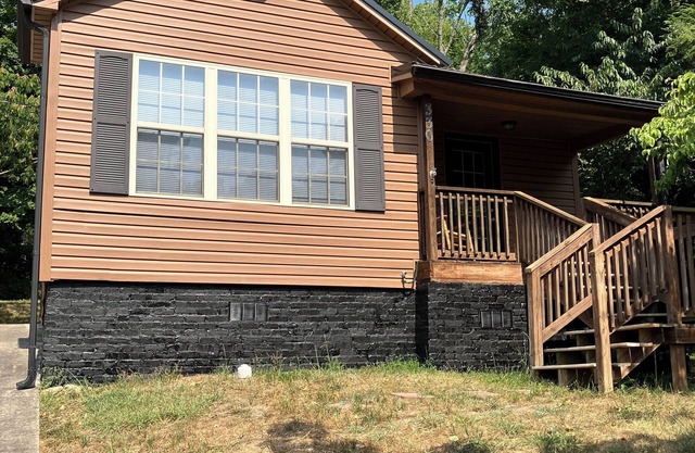 Comfortable 2-bedroom cottage in Greeneville, Tennessee. Welcome!