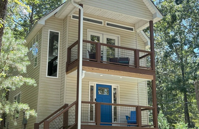 New Home! Feels like a Treehouse! Close to Square, UNG, Weddings, & Wine.