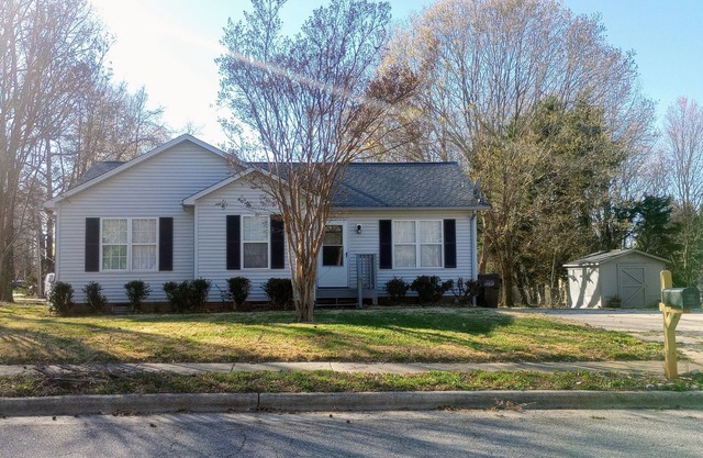 Clean Comfy Cottage - Super Close to HPU, Furniture Market, & Hospitals!