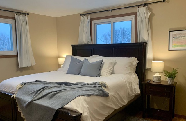 Clean & Cozy 2 Bedroom Duplex on the East Side