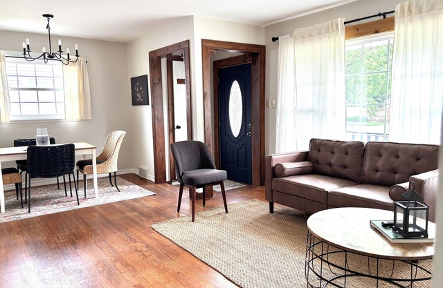 Clean, Cozy & Central - EMU + 10 mins to Ann Arbor
