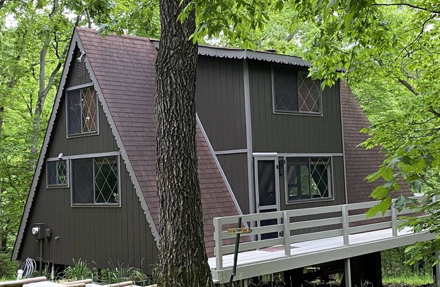 Clean & Cozy Chalet in a Relaxing Wooded Scene. Stay & Find Your “Missing Peace”