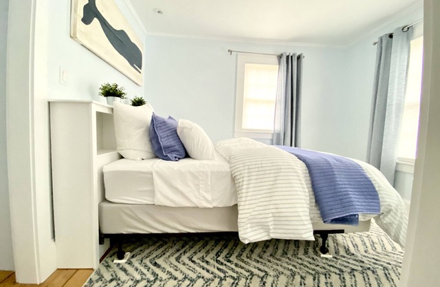 Clean Cozy Cottage Downtown Camden
