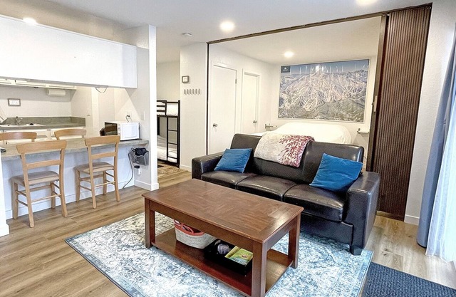 Clean Cozy Light & Bright Studio in Great Location
