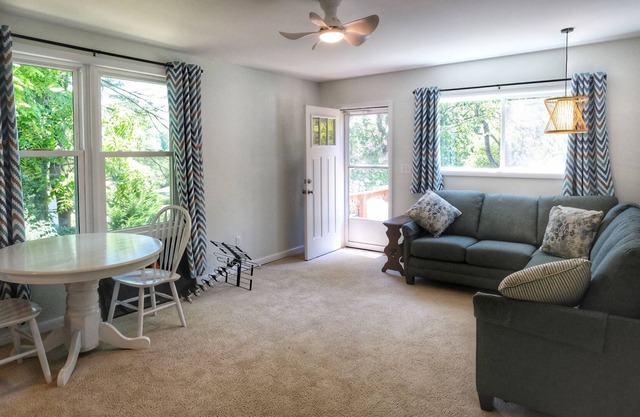 Clean, Cozy, Quiet and Convenient. Walk to restaurants, shopping and bars.