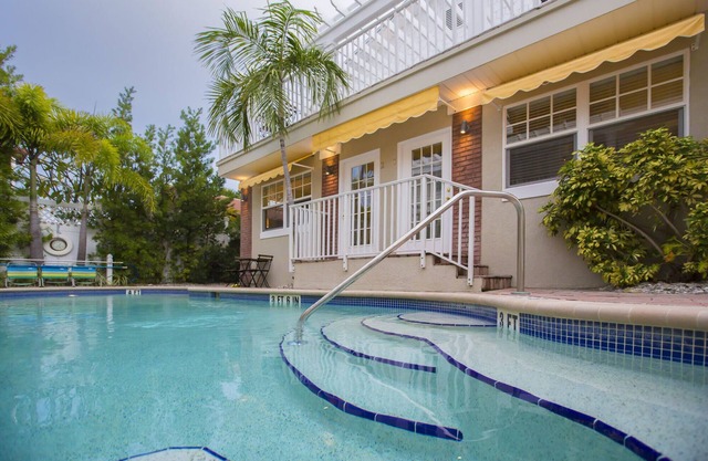 Pass-A-Grille, une suite d'une chambre avec piscine au Coconut Inn # C-2