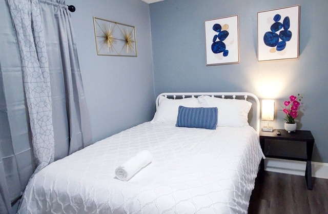 Clean/Cozy Studio 2-Near DT Indianapolis/Queen Bed