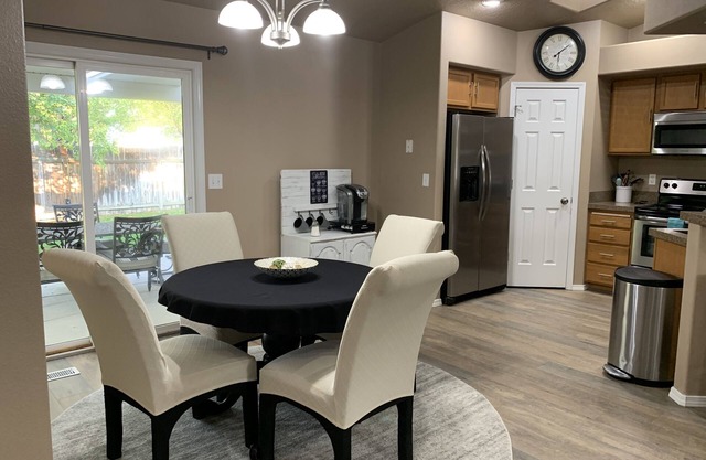 Clean ~ Cozy ~ Stylish ~ Entire House ~ SW Boise