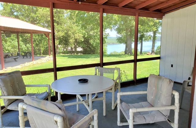 Cabane Ozark Mountain sur le magnifique lac Norfork - familial, accueillant les animaux