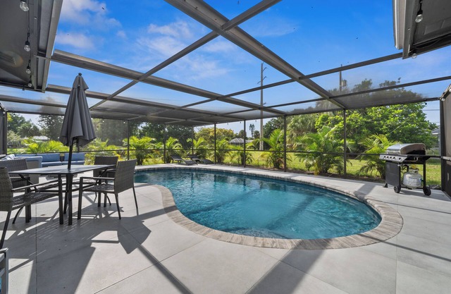 CLEAN!!! Pet Friendly! FREE Heated Pool! Close to Beaches! Lovely House!!!