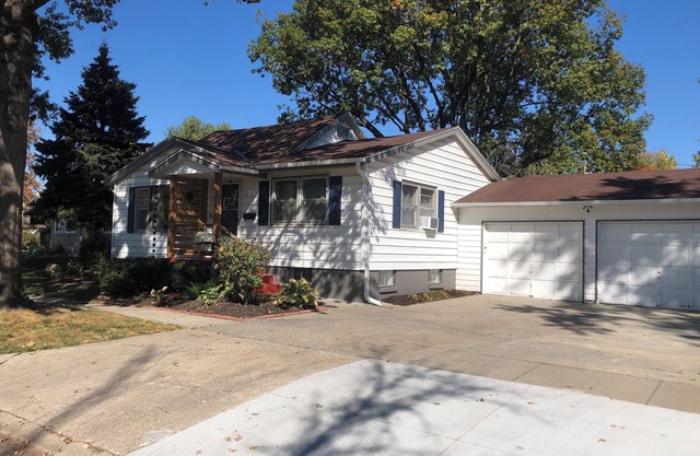 CLEAN HOME in Millard Lumberyard District close to anywhere in Omaha