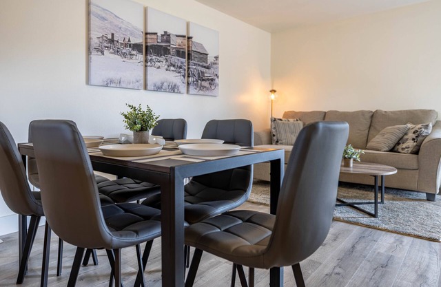 Clean, Modern! 3 Bedrooms, River, Downtown