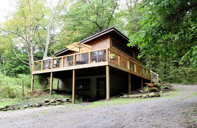 Cabine propre et moderne en pleine nature