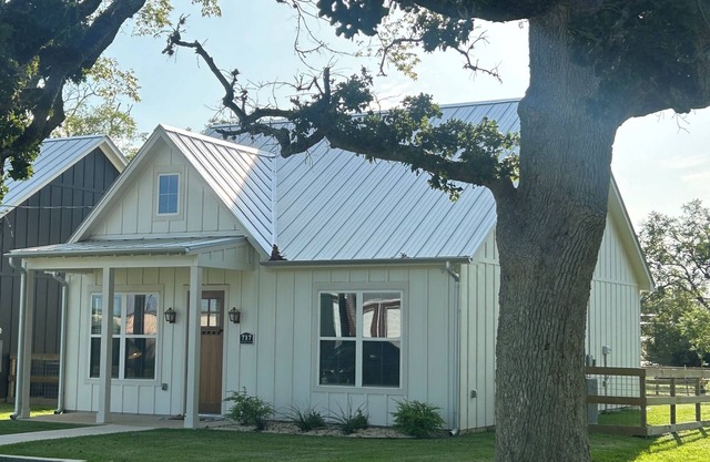 Clean, Modern Cottage close to the Vine & Round Top. The perfect country retreat