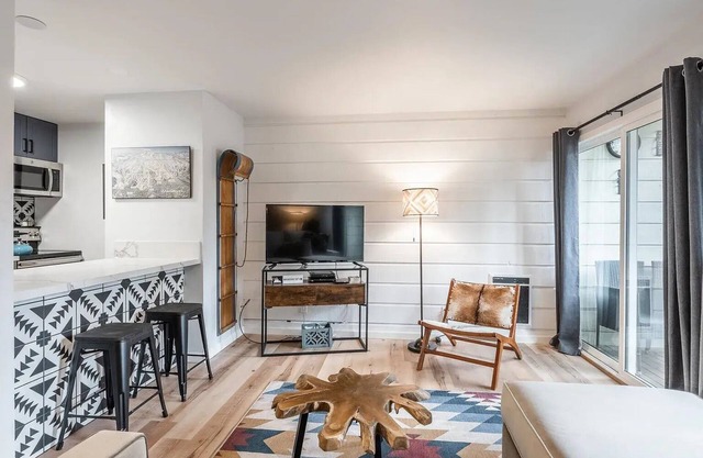 Clean Studio/Walk to Shops/Shuttle/Hot Tub/Sauna/Ensuite Gear Space/Pet-Friendly