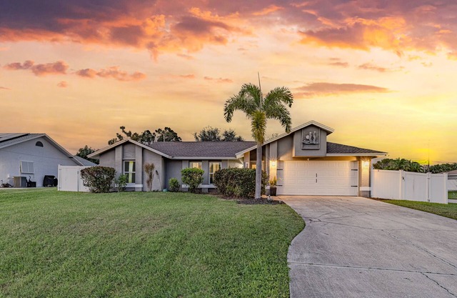 Clean pool house with 70" TV nearby beaches, shopping and restaurants