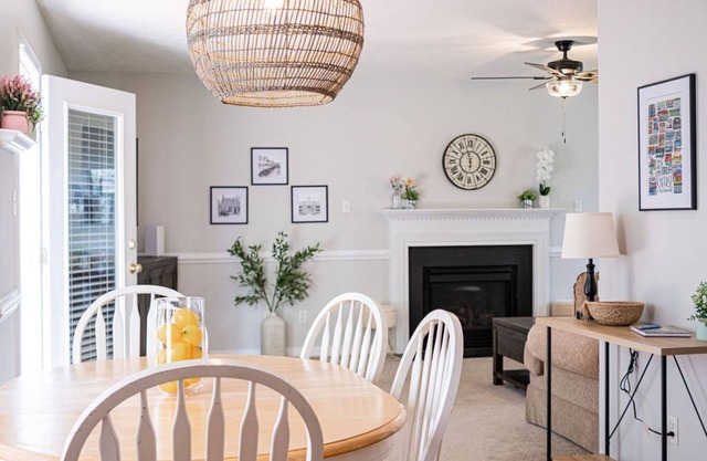 Clean & Spacious Home, Centrally Located, Near Attractions w/large Fenced Yard