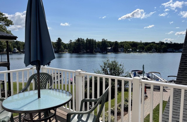Condo au bord de l'eau propre, ensoleillé et spacieux avec WiFi et entrée privée