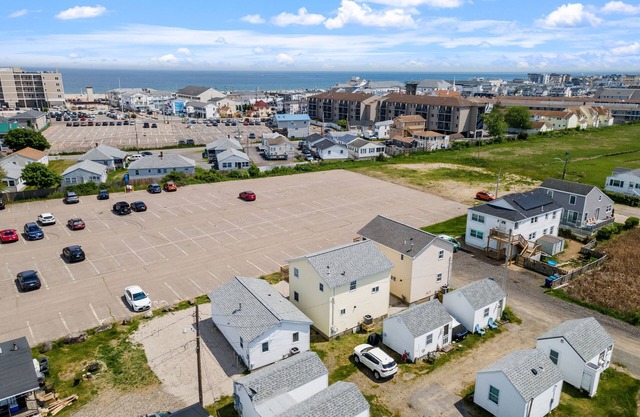 Clean, updated 2-bedroom home, 5 min walk to beach, pets ok, onsite parking!