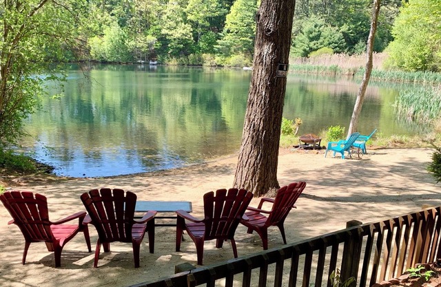 Clear Pond Suite, un studio paisible au bord de l’étang pouvant accueillir 4 personnes.