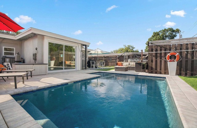 Heated pool-Hot tub-Close to Beaches-Pet Friendly