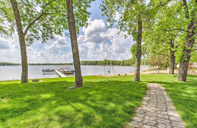 NOUVEAU! Maison de ville confortable Annandale au bord du lac Clearwater!