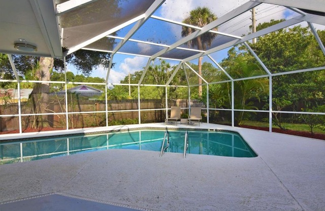 Clematis House near Arlington Park with Heated Pool