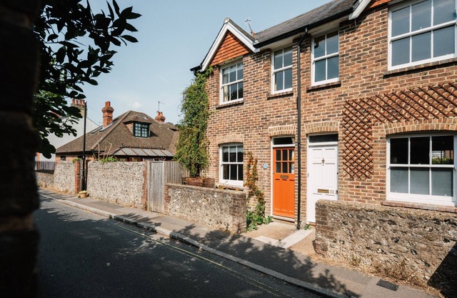 Cleve Cottage by inspirestays.com - a cottage that sleeps 4 guests in 2 bedrooms