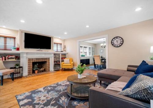 Cleveland 3 Bedroom, 10 Mins to Downtown