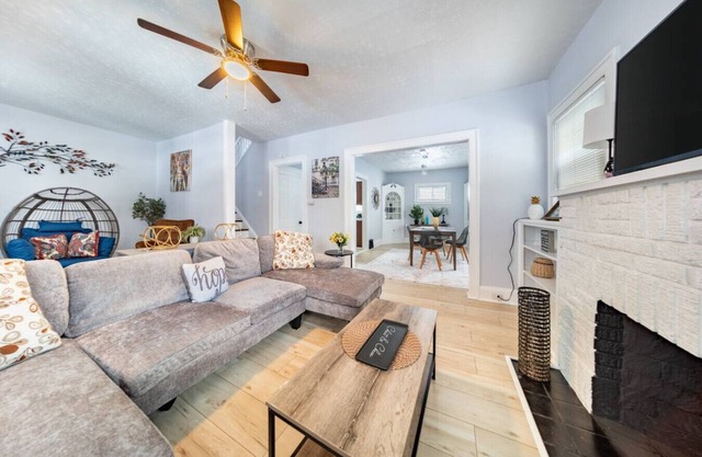 Cleveland Heights Hideaway 3 BR 1Bath w Smart TVs and King Bed