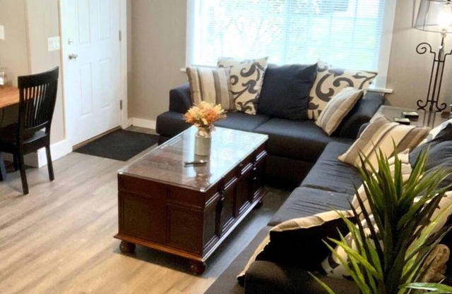 The House Hotels- E. Turkeyfoot Whole House - 12 Mins. to Airport