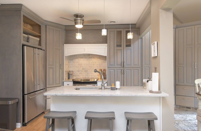 Lakeside retreat in premiere residential location! 4 mi- Cleve Clinic, UH, CWRU.
