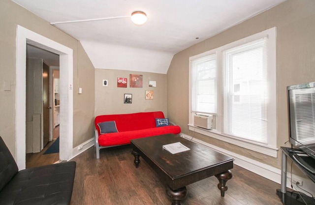 Nice Space ★ Lots of Beds ★ Near Downtown ★ Balcony