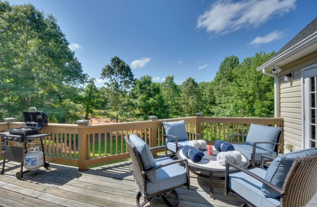 Cleveland Retreat w/ Deck: 2 Mi to Winery!
