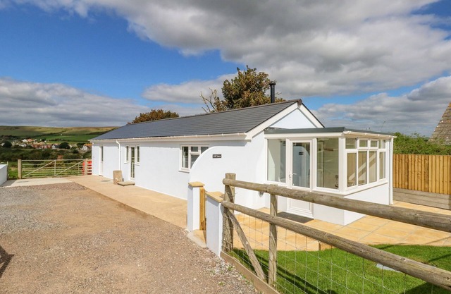 CLIFF BARN, pet friendly, with open fire in Burton Bradstock