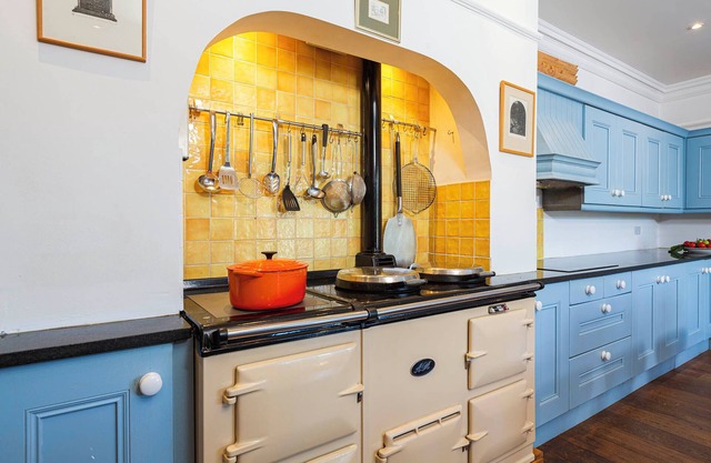 CLIFF COTTAGE, family friendly, with a garden in Galmpton, Torbay