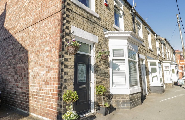 CLIFF HOUSE, pet friendly, character holiday cottage in Loftus