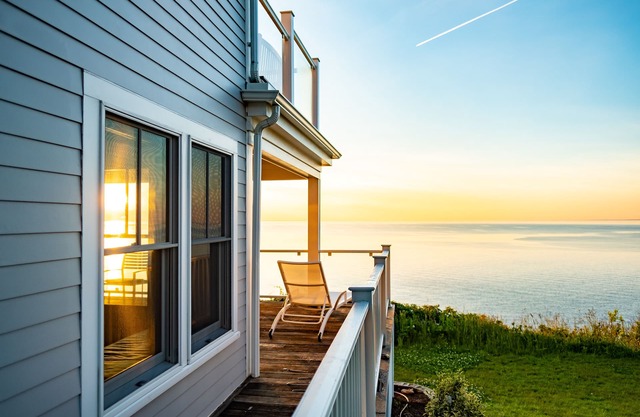 Cliff side home directement sur la baie de Cape Cod avec plage privée