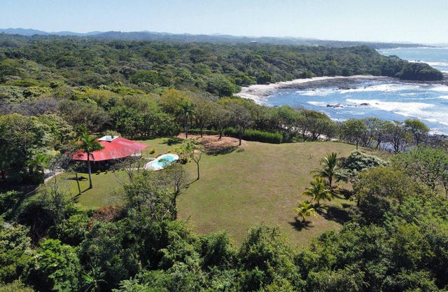 Maison costaricaine du côté falaise avec piscine privée entourée par la faune!