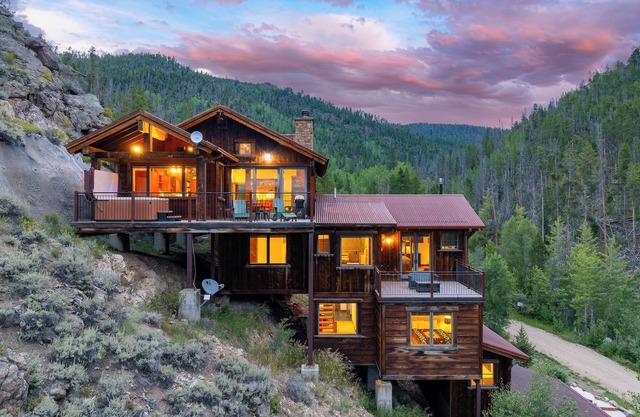 New Cliff Side Luxury Chalet I Hot Tub I Amazing Views I Best Price I FREE Adventures Daily