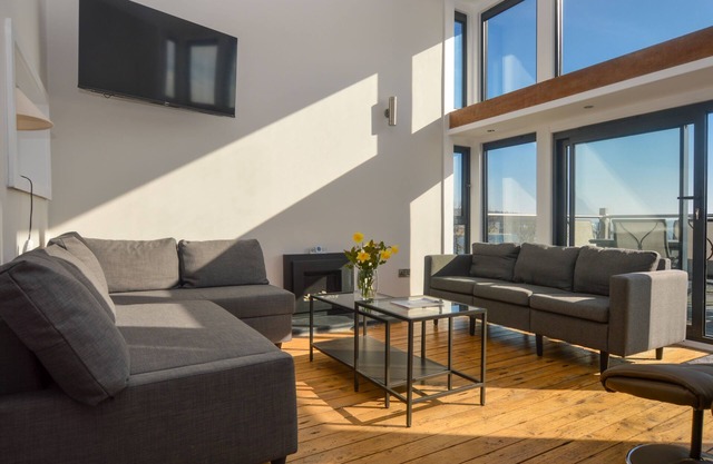 Cliff Top - Bubbling Springs - spectacular sea views. Sleeps 4 guests