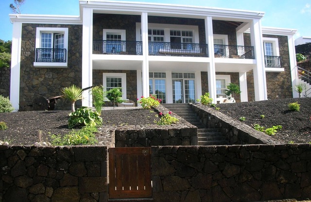Villa au sommet d'une falaise avec jardins et piscine privée