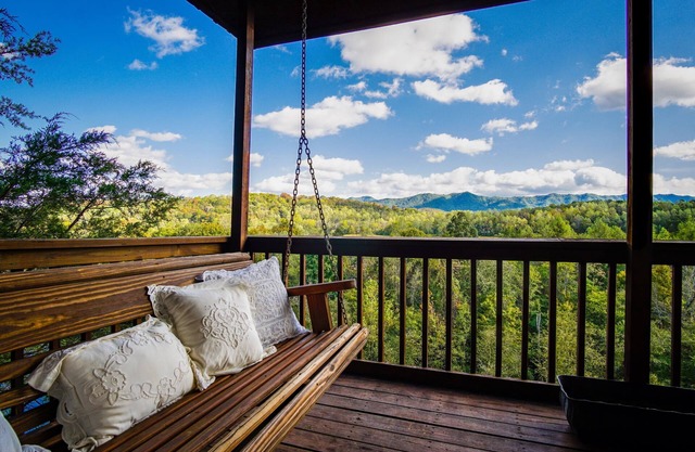 Cliffhanging Cabin Over French Broad River b / t Hot Springs, NC et Gatlinburg Tn