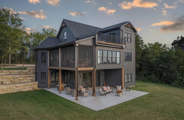 Cliffside Cottage, Private Pond, 50 acres w/ Breathtaking views near Galena, IL