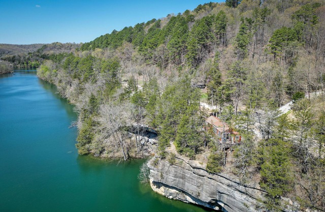 Cliffside Eureka Springs Cabin w/ Beaver Lake View
