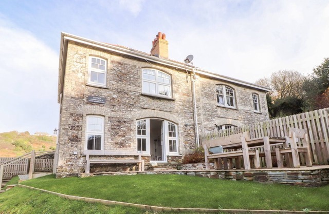 CLIFFSIDE, family friendly, character holiday cottage in Tintagel