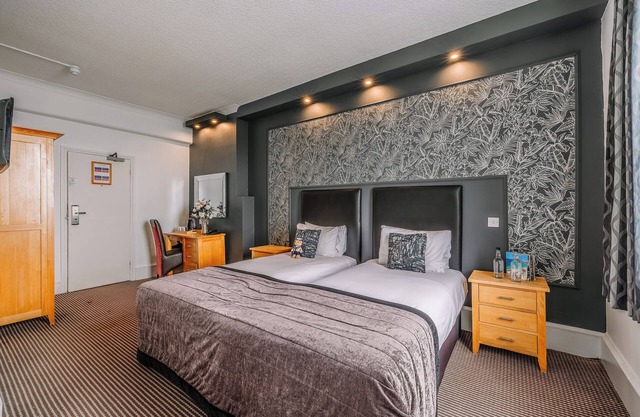 Clifftop Stay with Stunning Views | Near Beach & Fun Parks