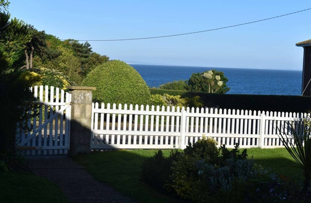 'Cliffway' Totland, paisible, propre gdn, vue sur la mer, à 5 minutes à pied de la plage / de la côte