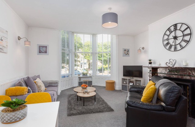 Clifton Drive Beach Retreat, One Bed Apartment, Dog Friendly